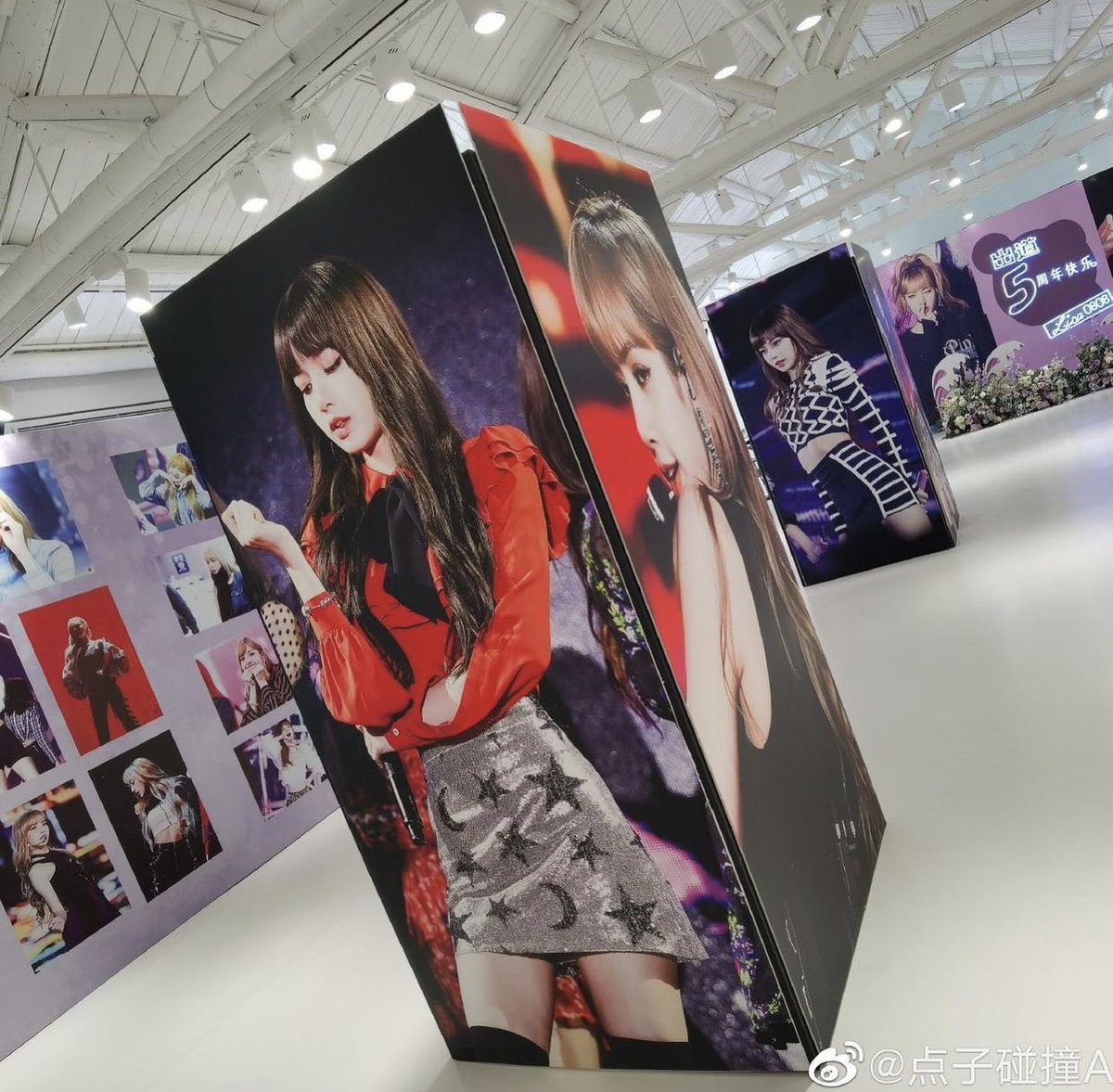 stylekpop8's tweet photo. #lisabar , projeto de exposição no #artmeetsideas em #xangai para comemorar os 5 anos de debut da #lisa e #Blackpink
#lilies #blink https://t.co/juxh2dM3sl