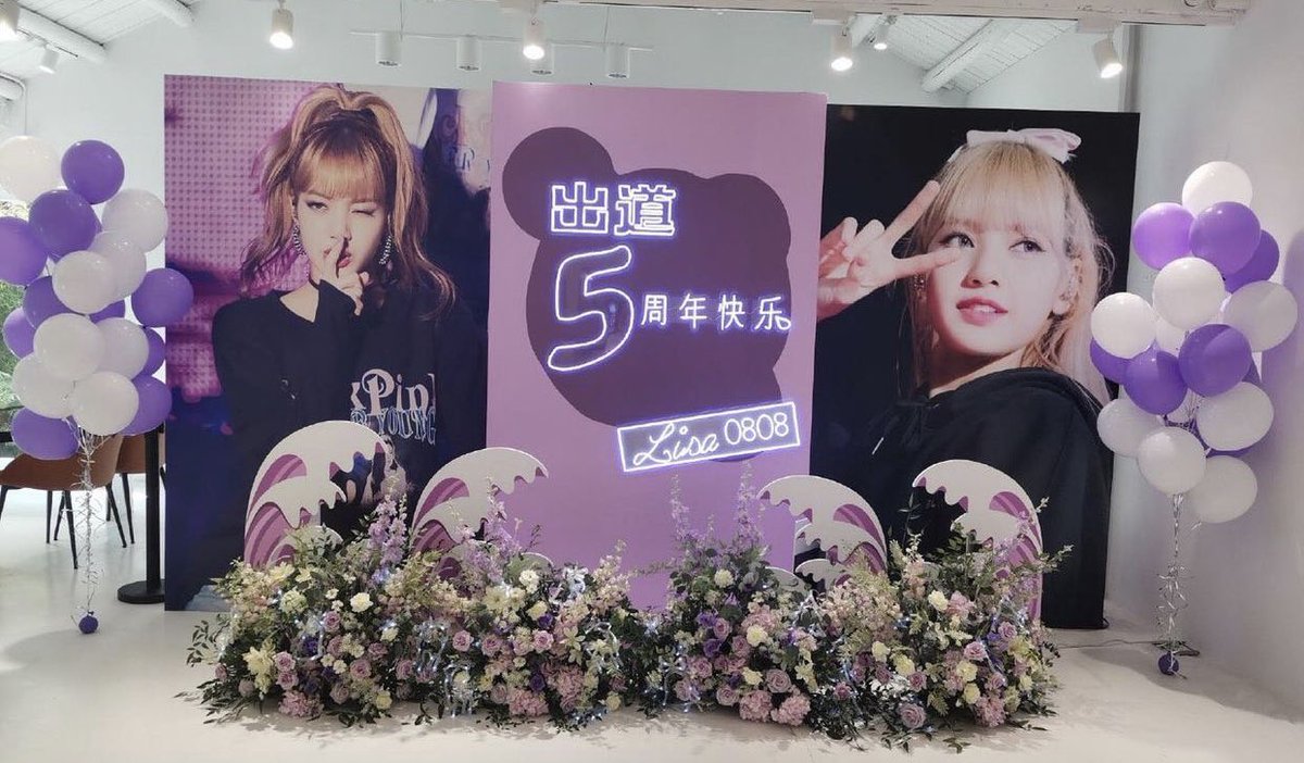 stylekpop8's tweet photo. #lisabar , projeto de exposição no #artmeetsideas em #xangai para comemorar os 5 anos de debut da #lisa e #Blackpink
#lilies #blink https://t.co/juxh2dM3sl