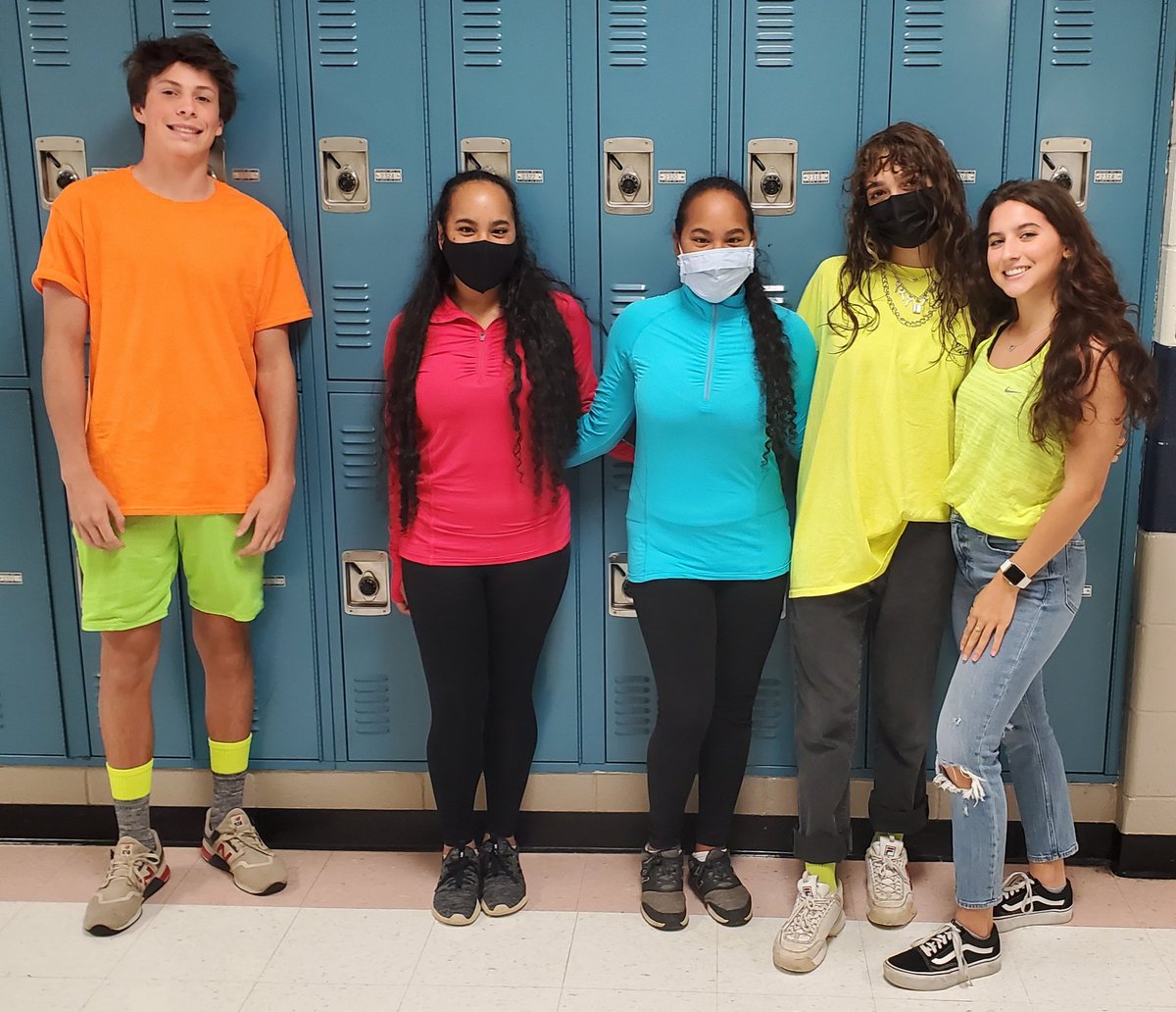 AmyjwillE310's tweet photo. Neon, it's Lit!
#wearewoodstock
#wolverinespirit 
#woodstockHS1 https://t.co/5XvaNwJNKM