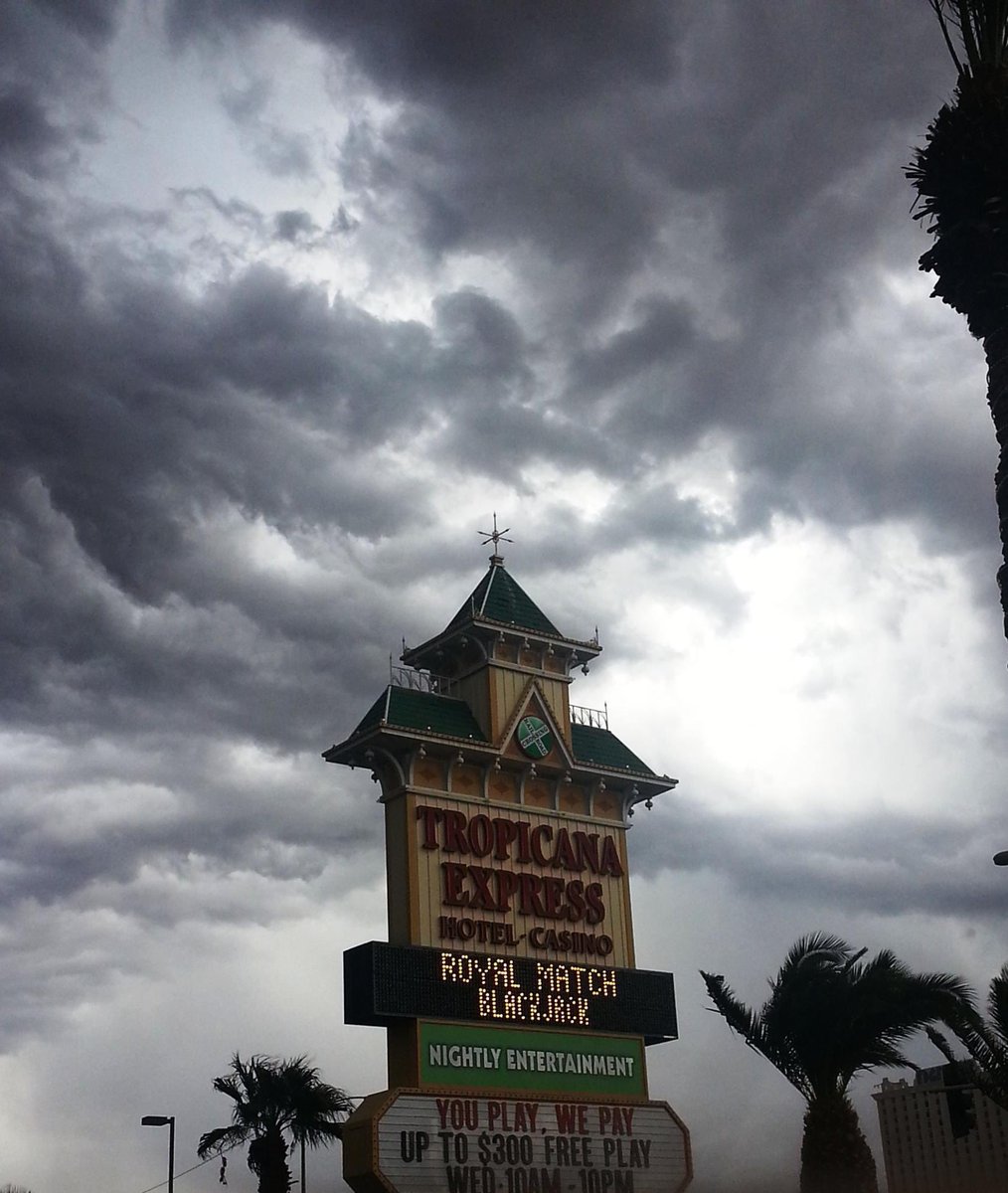 laughlinbuzz's tweet photo. The old Tropicana Express sign
#FlashbackFridayLaughlin monsoon skies 7 years ago in 2014
#Laughlin https://t.co/I00GDBymY3