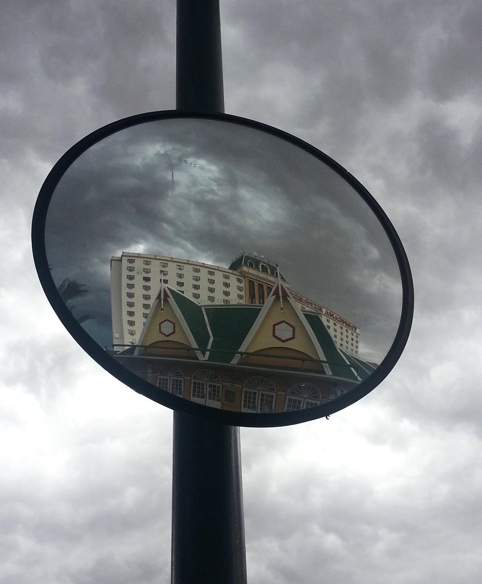 laughlinbuzz's tweet photo. The old Tropicana Express sign
#FlashbackFridayLaughlin monsoon skies 7 years ago in 2014
#Laughlin https://t.co/I00GDBymY3