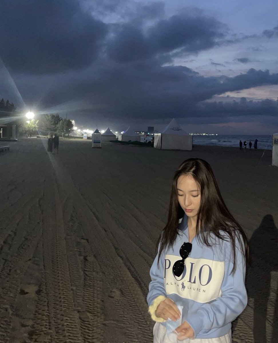 jungcula's tweet photo. her vibes ✋🏻🥵 https://t.co/5X5b8V4uCA