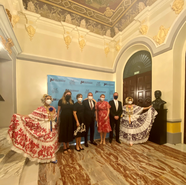 UEenPanama's tweet photo. Fue un placer participar en la apertura oficial de la 17a edición de la Feria internacional del Libro 2021 en el @TeatroNalPanama 
Felicidades a Panamá!🇵🇦

💡No te pierdes nuestro conversatorio sobre 'Diplomaticos Escritores' el 22/08, 12 pm: https://t.co/CkafzTc4d5 
@CAPALIPTY https://t.co/OtaFrm9wzp