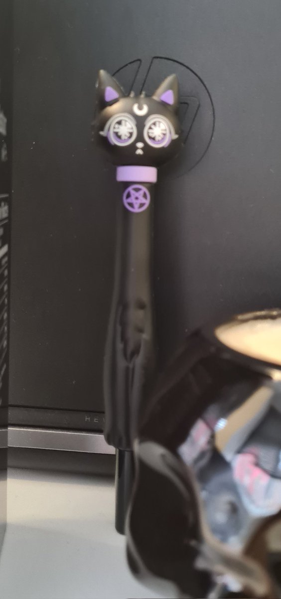 SumaronC's tweet image. When you need to bring a bit more you into the office 🤣

@killstar is my accessory of choice

My new skull mug
Ritual kitty pen (writes beautifully)
Cold Brew cup 

🖤🖤🖤