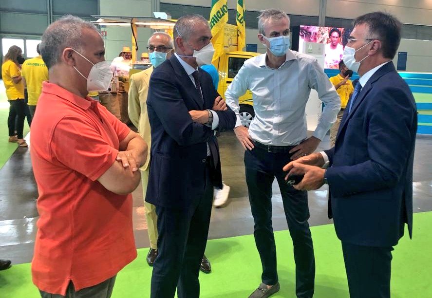 Alessandro Profumo <a href="/LDO_CEO/">LDO CEO</a> AD <a href="/Leonardo_IT/">Leonardo</a>, <a href="/VVezzali/">Valentina Vezzali</a> sottosegretario allo #sport e <a href="/CostaAndrea70/">Andrea Costa</a> sottosegretario <a href="/MinisteroSalute/">Ministero della Salute</a> visitano il padiglione #1ItaliacheCoopera presso l'Area Internazionale del <a href="/MeetingRimini/">Meeting Rimini</a> 🙏.