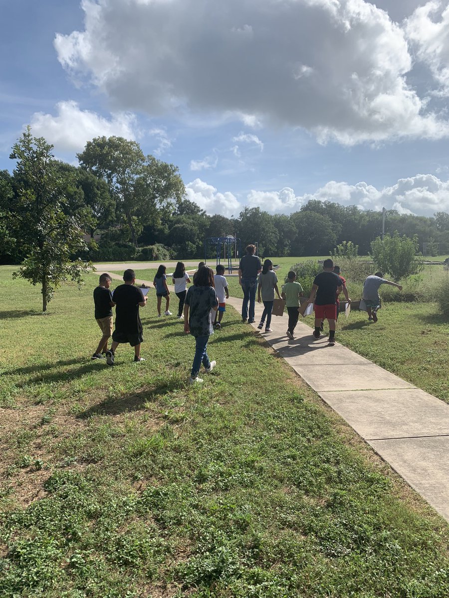 JeffersonAveES's tweet photo. 4th grade students are exploring our beautiful outdoor spaces for writing ideas! #seguinwrites #teamseguin https://t.co/56zz6yraEh