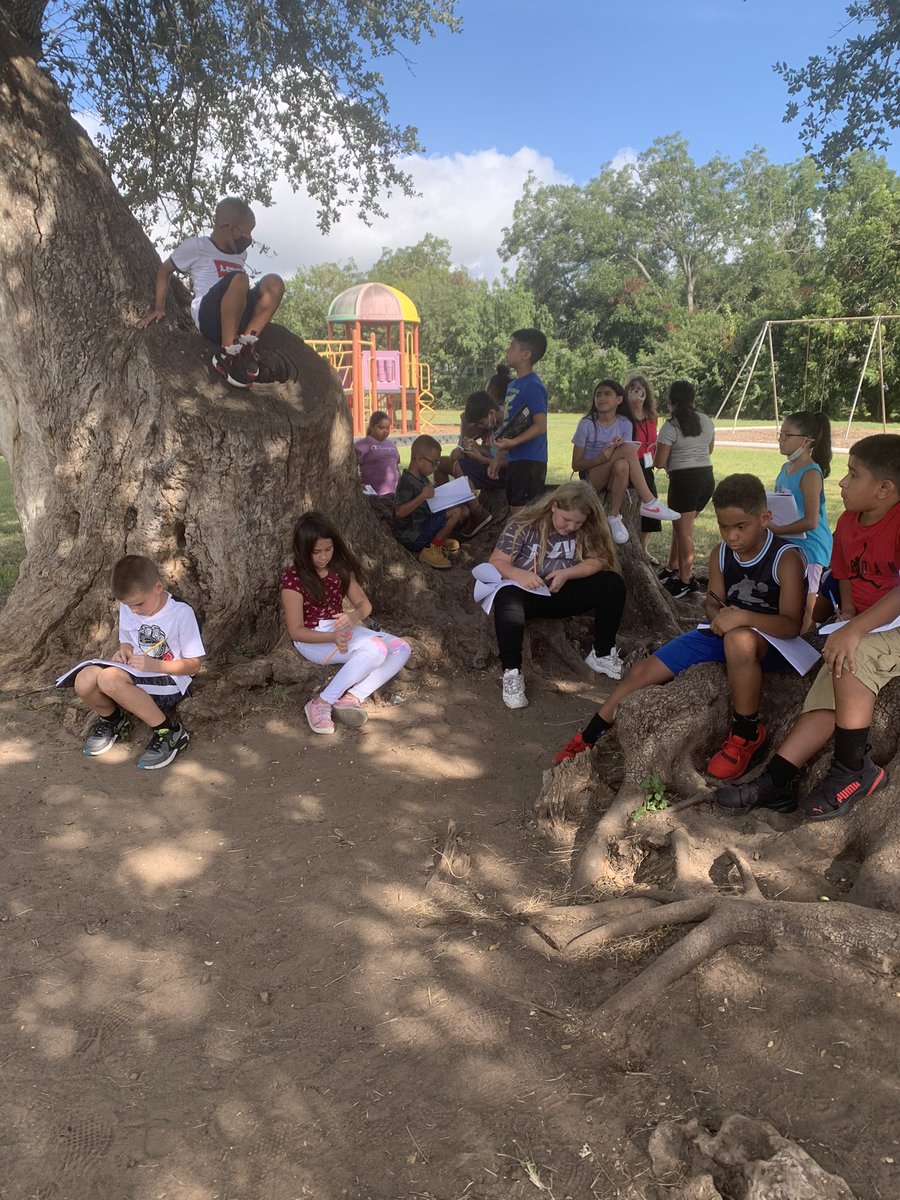JeffersonAveES's tweet photo. 4th grade students are exploring our beautiful outdoor spaces for writing ideas! #seguinwrites #teamseguin https://t.co/56zz6yraEh