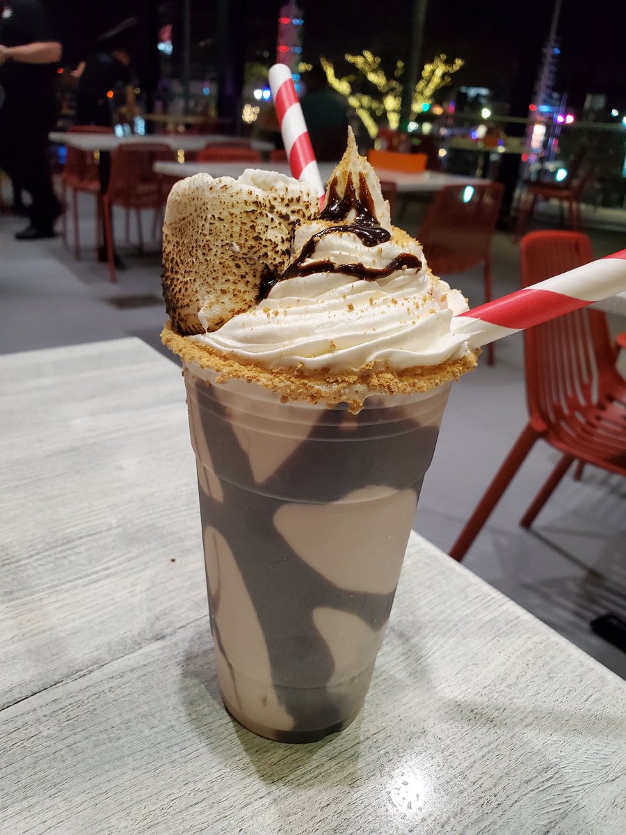 graveyard_bby99's tweet photo. When he treats you to dessert
.
#universalstudios #orlando #citywalk #thecowfish #smores #milkshake https://t.co/eTSeoFOkc2