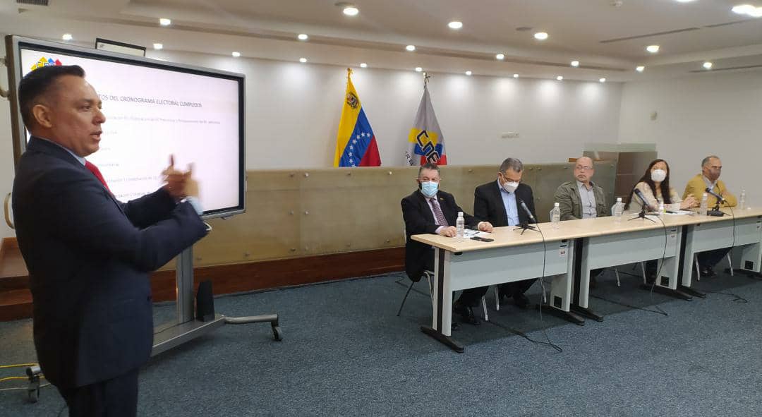 cneesvzla's tweet photo. #Almomento

Autoridades electorales se reúnen con los Directores de las Oficinas Regionales Electorales para afinar detalles de cara a las Elecciones Regionales y Municipales del próximo 21 de noviembre. 🇻🇪 🗳️

#CNE
#ConsejoNacionalElectoral
#Elecciones2021
#Venezuela https://t.co/7DrQqpnNPt