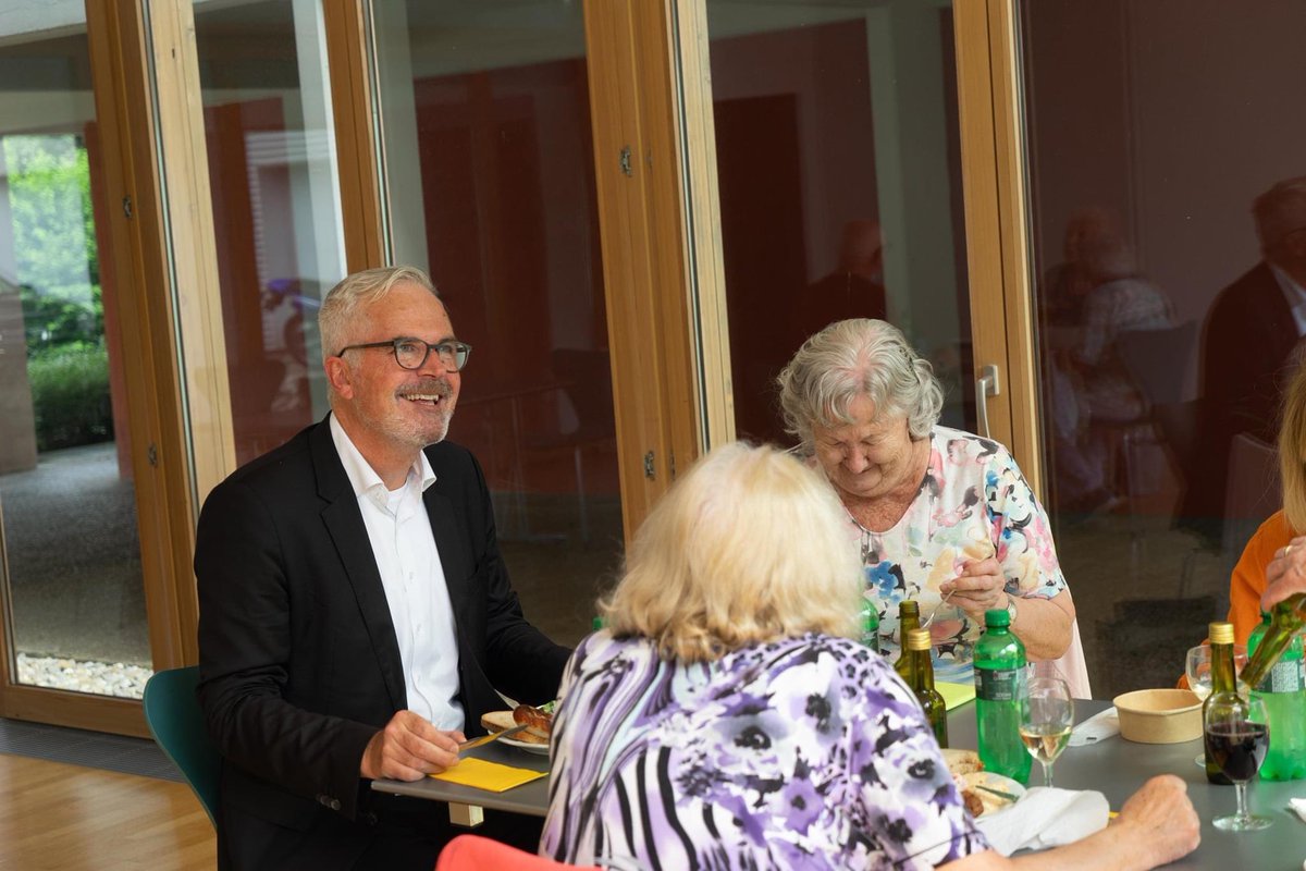 andreashauri's tweet photo. Zuhören und erfahren was unsere Senior*innen in der Stadt aktuell beschäftigt. Danke für den offenen Austausch gestern in der SAW #Alterssiedlung #Friesenberg. https://t.co/fTnEnFePNH
