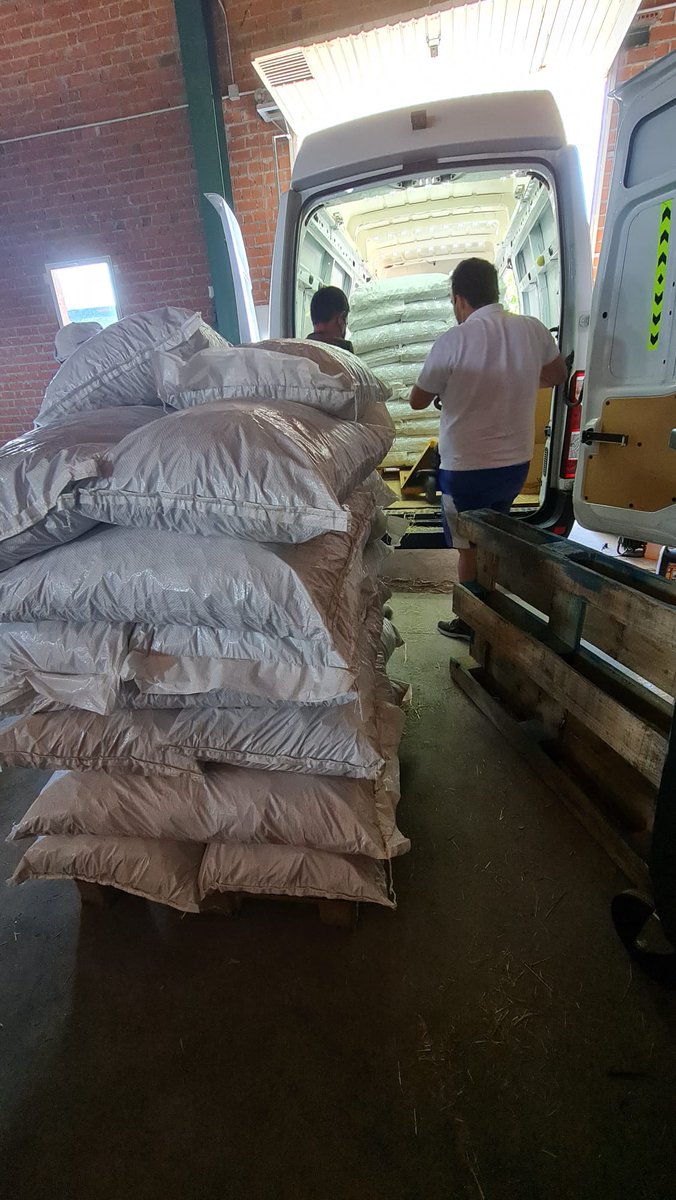 mabel_blasco's tweet photo. Desde #SantaMariadelTiétar preparando los sacos de heno donados por "Restaurante Casa Fermín" y un grupo de amigas con #PalomaMiñano a la cabeza, con destino a los animales de los pueblos arrasados por el #IFNavalacruz. #Avilasequema #sosavila 👏🏼👏🏼👏🏼👏🏼 https://t.co/lnC7NSlxBT