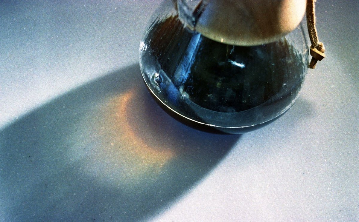 OfTheorem's tweet photo. The coffee of rainbow color.
己で珈琲を淹れ始めました。
#熊本 #珈琲 #coffee #handdrip #chemex #ablekone #stainlessfilter #hario #珈琲のある暮らし #asahipentaxkx #smcpentaxm35mmf28 #kodakultramax400 #analog #film https://t.co/NFn8SQMZrb