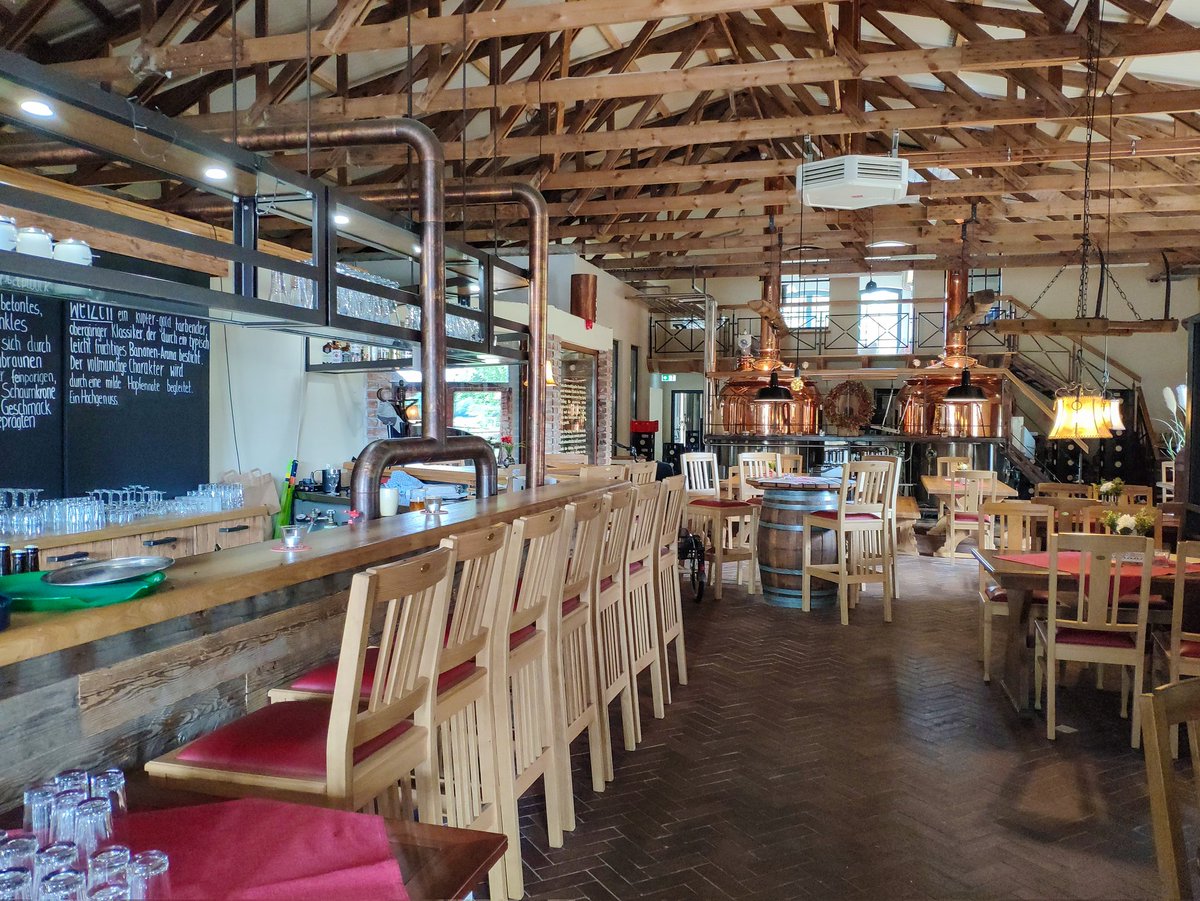 pivnici's tweet photo. Pivovar Loyds ve Wagenfeldu má vlastní fastfoodovou restauraci. Je to zde levné, piva jsou dobrá, jídlo v pohodě... nic světoborného, ale v okolí stejně moc jiných pivovarů není, my jsme spokojeni :) https://t.co/u8Lproayiq