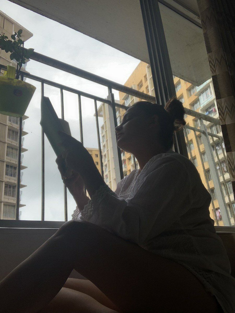 kanica_kanica's tweet photo. पढ़ते हुए बीतने वाले पल, जन्नत से चुराए
हुए पल होते हैं !
#lifewithbooks #booklover #reading #bookworm #readersofinstagram #किताबें #fridaymood #bookishlove #fridayafternoom #bookishlifestyle #kanikamaheshwari #fridayreads #fortheloveofbooks #myreadinglife https://t.co/eFAIIkeDi9