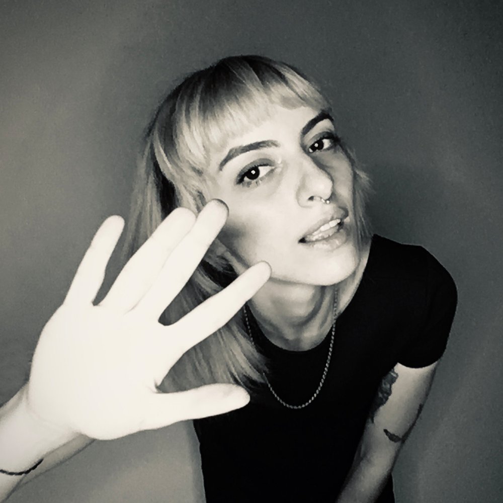 <a href="/MartiStone/">Marti Stone</a> Metti La Protezione è stato scritto ed interpretato da Marti Stone, musica scritta da Andro, producer e membro fondatore dei Negramaro musicalnews.com/2021/08/20/met… Il rap di Marti Stone si basa su musicalità, sperimentazione e multilinguismo