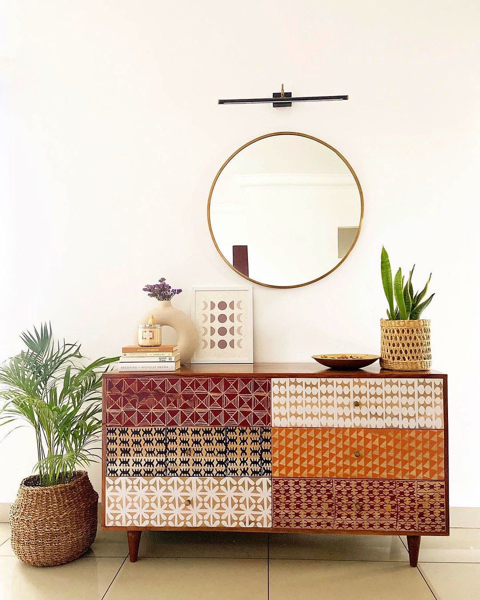 goodhomesindia's tweet photo. Decor blogger and stylist Neethu (@neethu.nambiar1 ) shows how to style your console perfectly! 
#goodhomesmagazine #console #consoletabledecor #entrywaydecor #homestyling #decor https://t.co/MeCoSSJmBg