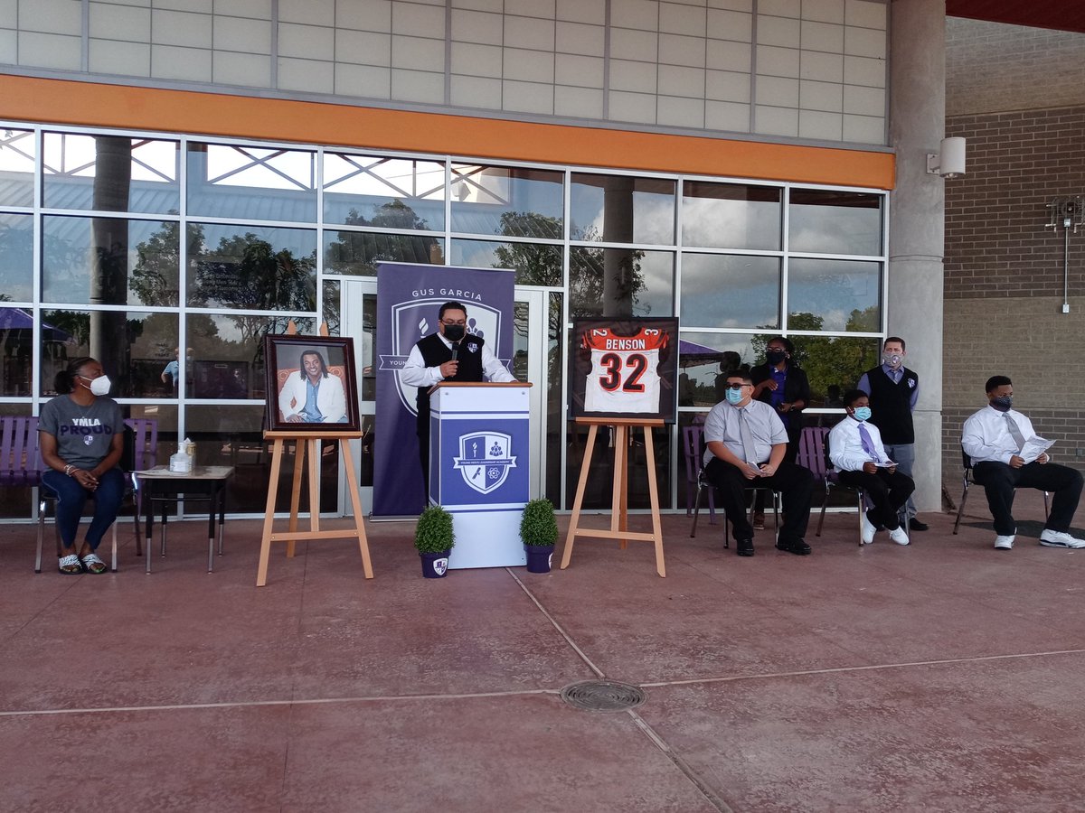 Glad to be here for the start of the Cedric Benson Mentorship Program at Gus Garcia YMLA.  @GusGarciaYMLA @laurastout08 @anthonymays5 https://t.co/KtCyUfCugP