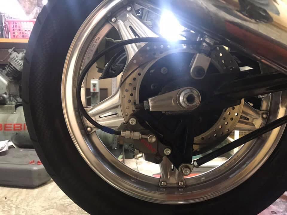 mori46492's tweet photo. cbx1000
取り回しがフローティング用になったまま。明日、リジット用に前回しに変更しよ。リヤはサポート、ディスク、キャリパー、ラインでかなりお金かかってる。単なるドレスアップになっている…切ない。
#cnc #84mm #カニキャリパー
#cbx1000 #ブレンボ
#バイク好きと繋がりたい
#cb1100f #FCR https://t.co/PFAAyedoX8