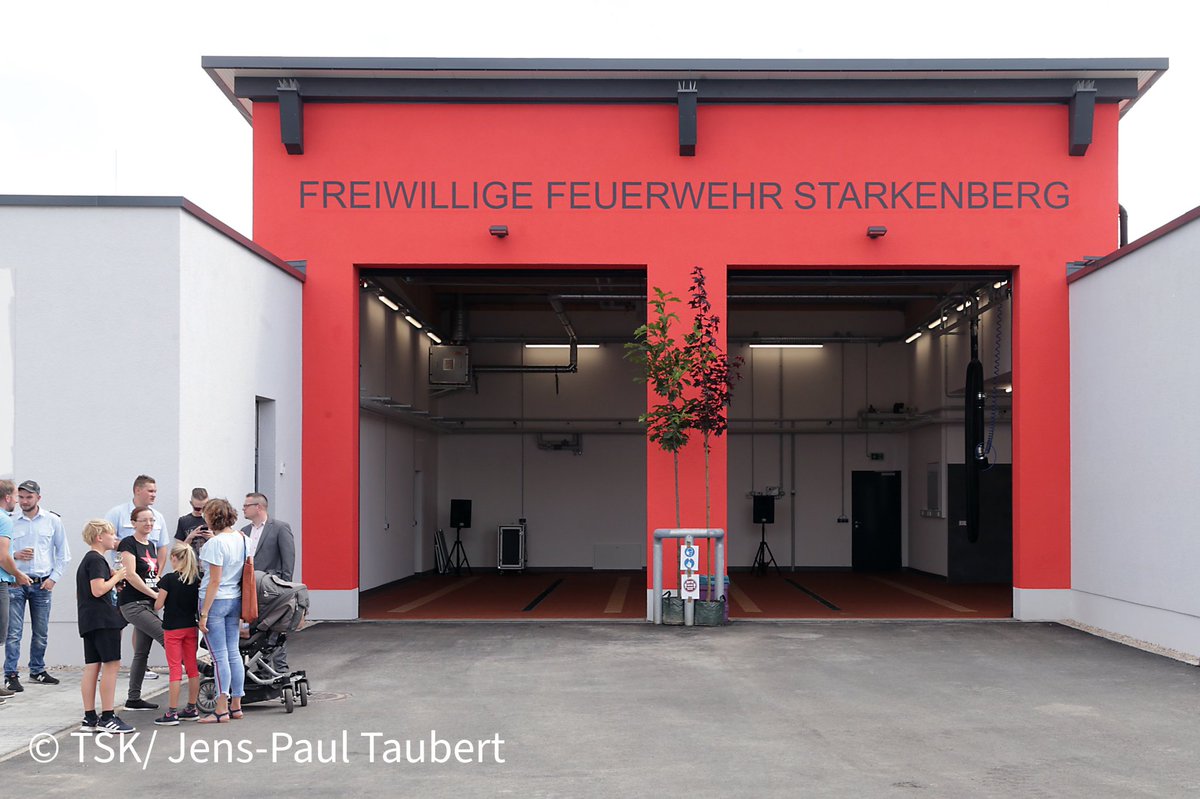 thueringende's tweet photo. Ministerpräsident @bodoramelow nahm heute Nachmittag an der Eröffnung und Übergabe des neuen Feuerwehrhauses in #Starkenberg teil. Der Freistaat bezuschusst den Neubau in der Schmöllnsche Straße zur Unterbringung der Freiwilligen Feuerwehr Starkenberg mit 1,5 Mio Euro. https://t.co/nIUeDnusgz