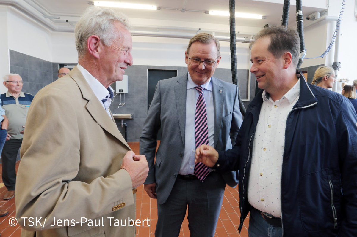 thueringende's tweet photo. Ministerpräsident @bodoramelow nahm heute Nachmittag an der Eröffnung und Übergabe des neuen Feuerwehrhauses in #Starkenberg teil. Der Freistaat bezuschusst den Neubau in der Schmöllnsche Straße zur Unterbringung der Freiwilligen Feuerwehr Starkenberg mit 1,5 Mio Euro. https://t.co/nIUeDnusgz