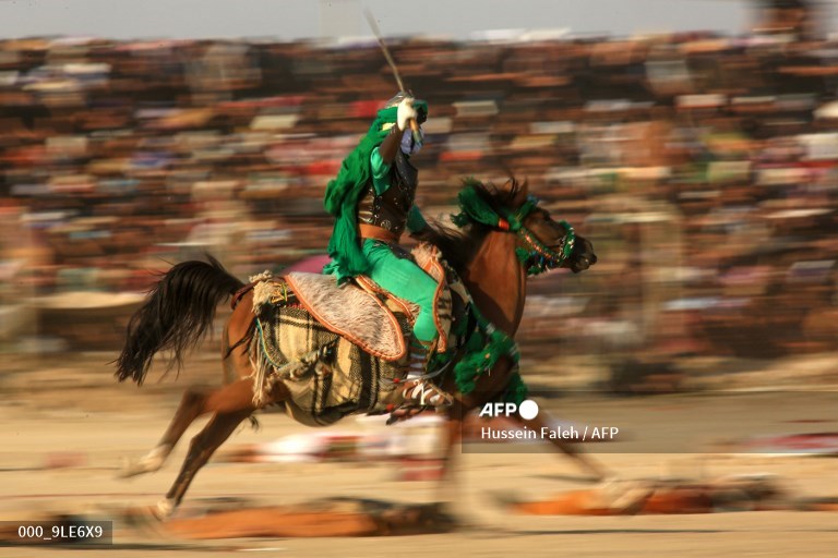 Hussein_Afp's tweet image. Shiite Muslim historical re-enactors play out the 7th century AD battle of Karbala coinciding with 10 Muharram commemorating the martyrdom of Prophet Mohammad's grandson Imam Hussein in Iraq's southern city of Suq Al-Shuyukh  on August 19, 2021 on the day of Ashura.@afpphoto