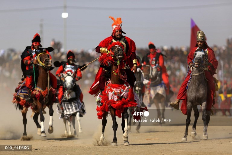 Hussein_Afp's tweet image. Shiite Muslim historical re-enactors play out the 7th century AD battle of Karbala coinciding with 10 Muharram commemorating the martyrdom of Prophet Mohammad's grandson Imam Hussein in Iraq's southern city of Suq Al-Shuyukh  on August 19, 2021 on the day of Ashura.@afpphoto