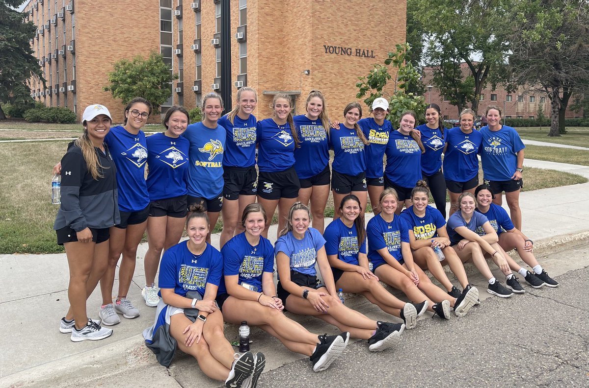 GoJacksSoftball's tweet photo. Had a great time at #MeetState helping new Jackrabbits move in!
Welcome back to campus, Jacks!
#GoJacks π° https://t.co/VQvgnRB6p4