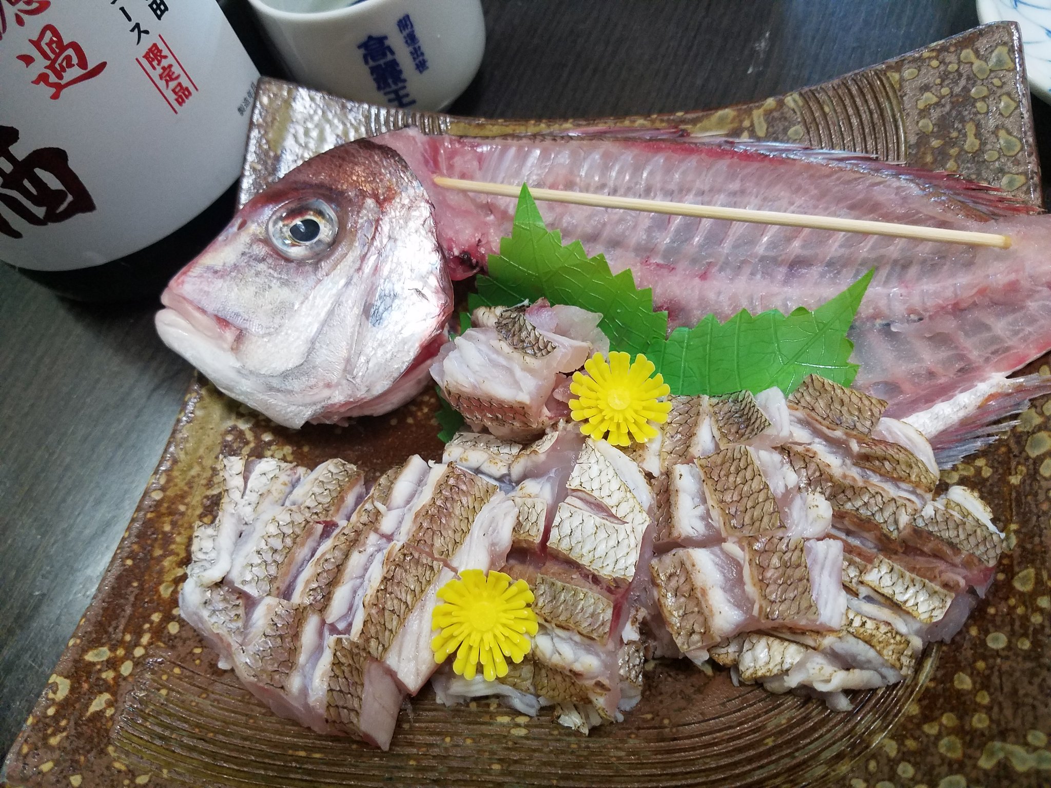 تويتر でぇ吟醸白田 على تويتر 花鯛の姿造りを作った 昨日の熟成黒ムツの刺身も 花鯛は皮目をガスバーナーで焼き霜に 真鯛と比較しても花鯛も美味しいと思う 熟成黒ムツは味濃厚 すばらし 呑めるねぇー おつまみ 家飲み 晩酌 お酒 日本酒 鯛 姿