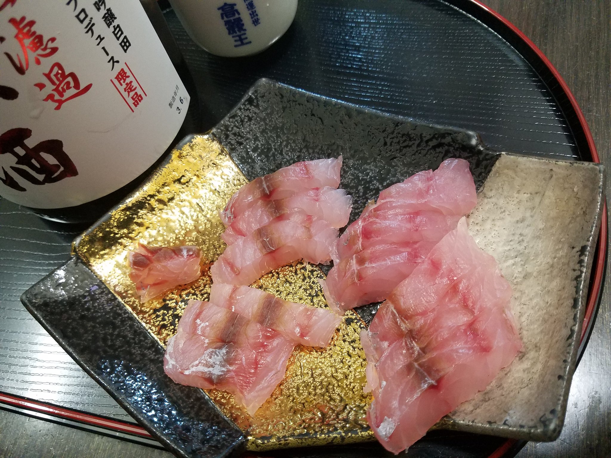 تويتر でぇ吟醸白田 على تويتر 花鯛の姿造りを作った 昨日の熟成黒ムツの刺身も 花鯛は皮目をガスバーナーで焼き霜に 真鯛と比較しても花鯛も美味しいと思う 熟成黒ムツは味濃厚 すばらし 呑めるねぇー おつまみ 家飲み 晩酌 お酒 日本酒 鯛 姿
