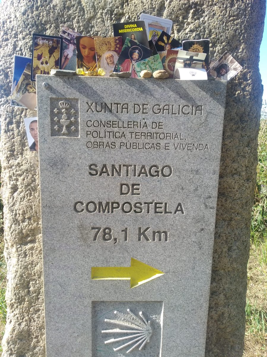 Nuestro cartel de mano dejado por algún peregrino en el Camino de Santiago.