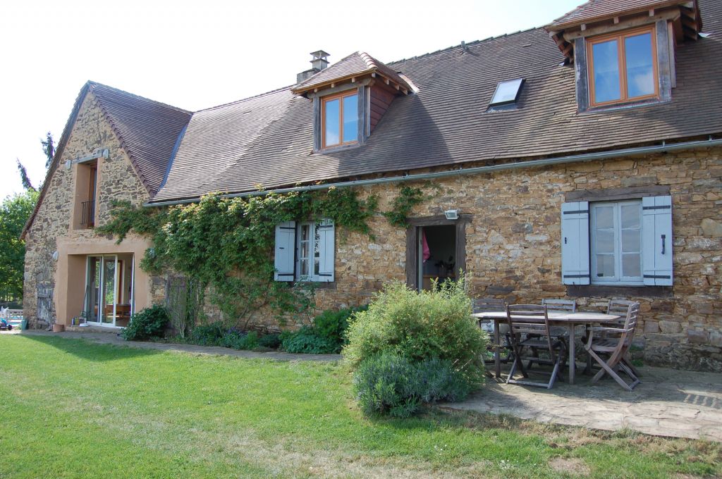 Charming holiday home with private pool set in Dordogne countryside close to very good restaurants! A great location for exploring into Spain, Italy, the west coast and the Alps. holidayfrancedirect.co.uk/holiday-rental…