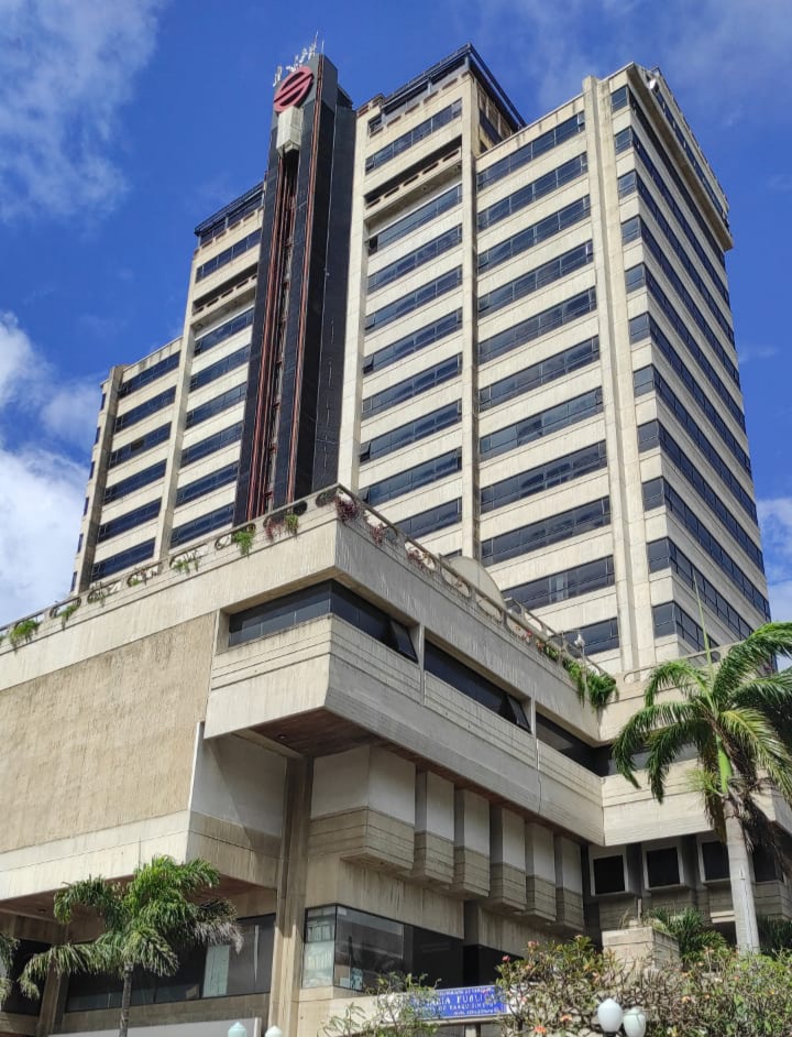 Laraenredes's tweet photo. La #TorreDavid, la más alta de las edificaciones del estado Lara, existe en la ciudad de Barquisimeto desde el año 1.992 y desde ese entonces ha sido imponente y moderna.
Foto: @jesuslopes21
#LaraEnRedes #OrgullosDeSerGuaros #Lara #Venezuela #Barquisimeto #Carora #Cabudare https://t.co/0Y53LIjqin