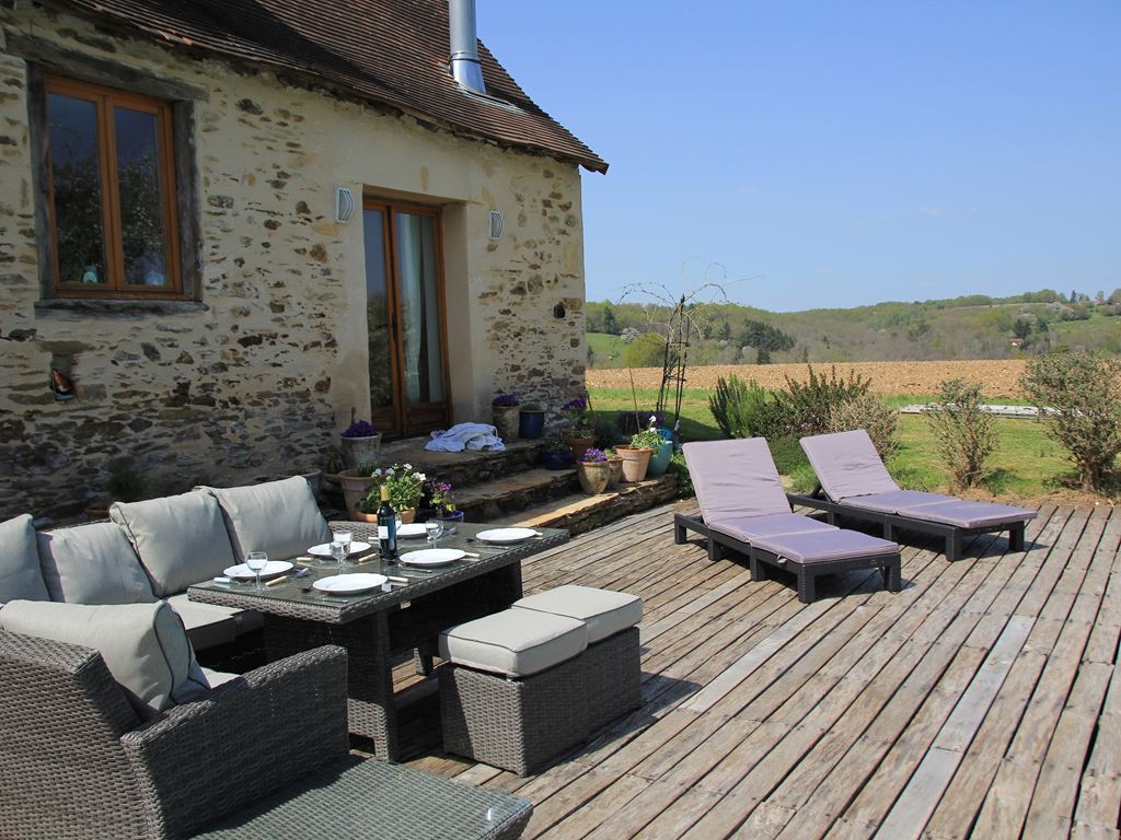 Charming holiday home with private pool set in Dordogne countryside close to very good restaurants! A great location for exploring into Spain, Italy, the west coast and the Alps. holidayfrancedirect.co.uk/holiday-rental…