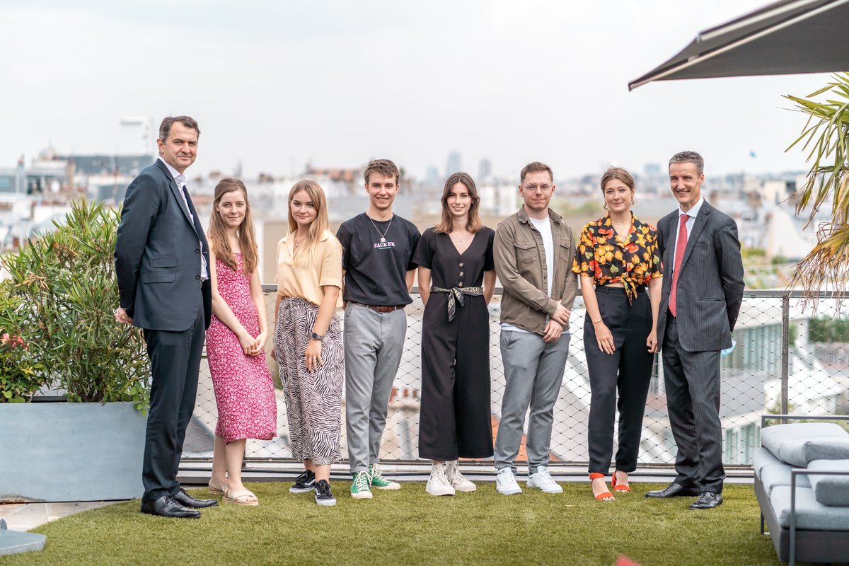👉 L'édition 2020 des VDA au complet à la Terrasse de Paris lors de la cérémonie de remise des prix 2021. A leurs cotés, Olivier Rousseau, directeur général de Verallia France et Axel Guilloteau, directeur commercial et marketing Verallia France. 📷 Jean-Baptiste Chauvin #vda2021
