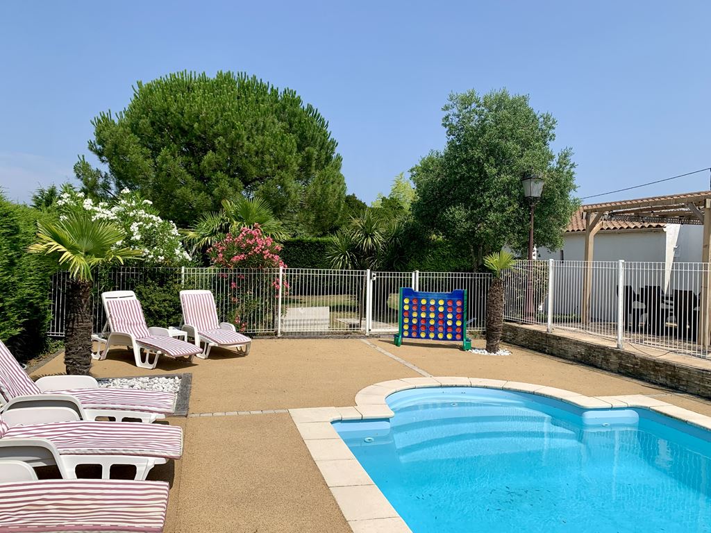 HolidayFrance's tweet photo. Plan a perfect family holiday at this wonderful 5 bed Vendee villa with pool; it's just 10 mins from the nearest beach and there is loads to see and do nearby - great for kids and adults too!
https://t.co/MUhEXt6kmC https://t.co/G7t3oELDF9