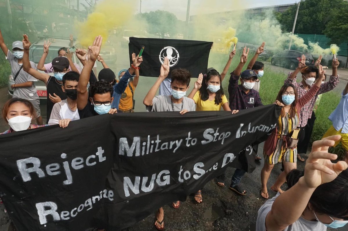 Myanmar_Now_Eng's tweet image. Youths in Yangon staged an anti-military junta flash protest today (Aug 20) and vowed to fight the dictatorship till the end and called for international recognition of the NUG as Myanmar's legitimate government. 

Photos: CJ

#WhatsHappeningInMyammar