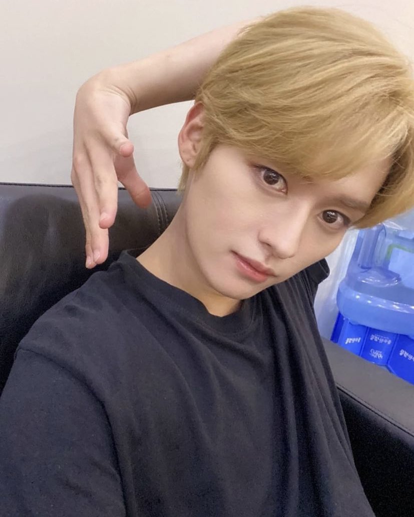 Hanielino's tweet photo. You all accused my man of running out of poses to do in selcas when he was just trying to give us a little spoiler.. 😭 https://t.co/b2yzgWnLv0