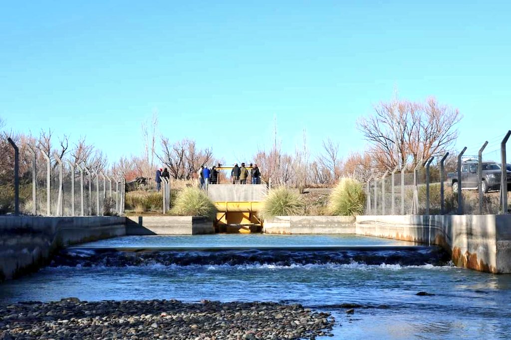 riegovirch's tweet photo. ➡️Integrantes del directorio participaron de la apertura de  compuerta para proveer de manera paulatina el agua a los canales de riego. Todos los años, en esta época comienza el control de las heladas de les productores de cerezas.🍒

#RiegoVirch #Chubut https://t.co/P9RnG818vR
