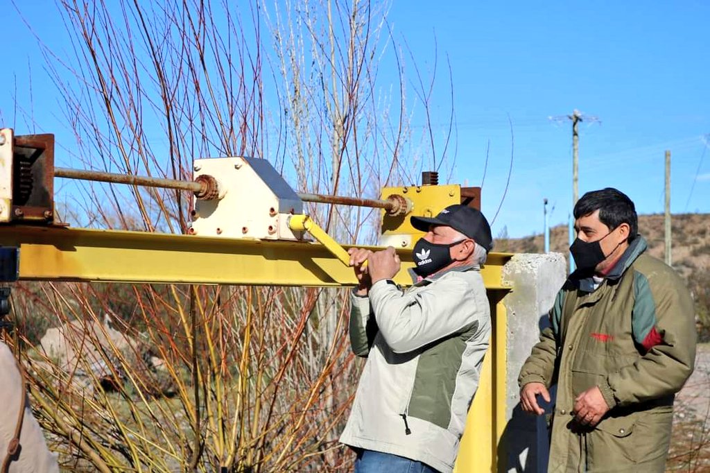 riegovirch's tweet photo. ➡️Integrantes del directorio participaron de la apertura de  compuerta para proveer de manera paulatina el agua a los canales de riego. Todos los años, en esta época comienza el control de las heladas de les productores de cerezas.🍒

#RiegoVirch #Chubut https://t.co/P9RnG818vR