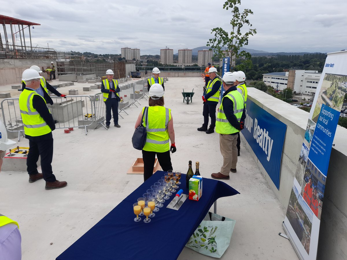 balfourbeatty's tweet photo. Our team working on The Institute for Regeneration and Repair (IRR) Project alongside @EdinUniEstates celebrated a significant milestone - laying the last piece of concrete on the roof. The team celebrated with a traditional topping out ceremony. A fantastic achievement! https://t.co/OmxF2H9aSb