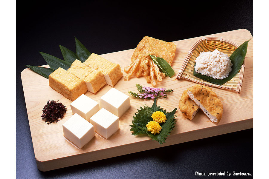JapanEmb_Chile's tweet photo. La #soya ha sustentado la dieta de los japoneses desde antaño. Hechos de soya, el miso y la salsa de soya son claves en la #comidajaponesa, así como el tofu en muchos platos. Aprende más sobre este delicioso alimento 👇🥢🫕🍣🇯🇵
#webjapan #TrendsInJapan
https://t.co/nrZc5kb821 https://t.co/cILej8xepz