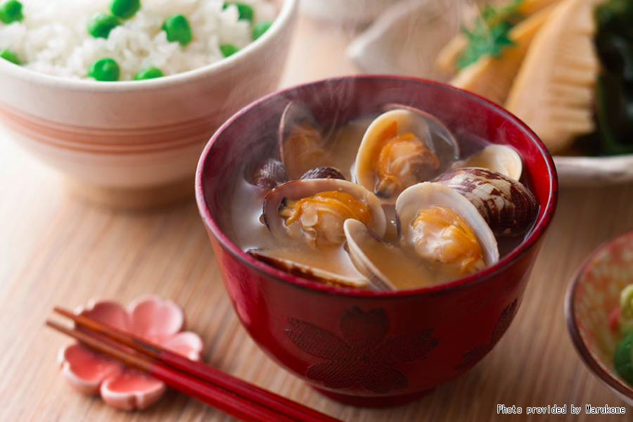 JapanEmb_Chile's tweet photo. La #soya ha sustentado la dieta de los japoneses desde antaño. Hechos de soya, el miso y la salsa de soya son claves en la #comidajaponesa, así como el tofu en muchos platos. Aprende más sobre este delicioso alimento 👇🥢🫕🍣🇯🇵
#webjapan #TrendsInJapan
https://t.co/nrZc5kb821 https://t.co/cILej8xepz