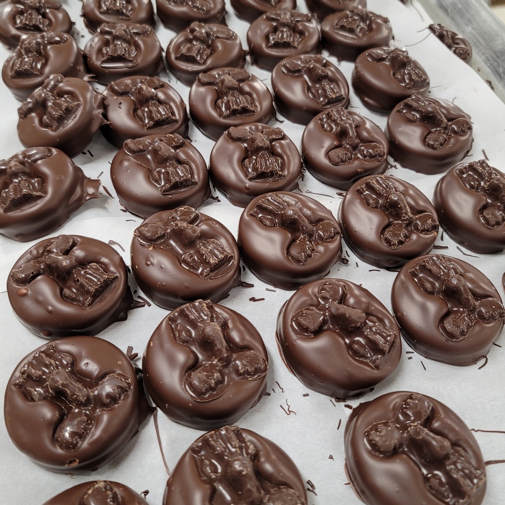 chocolatoriumvt's tweet photo. A fresh batch of dark #chocolate-covered #Oreos ready to go into the display case. Come by and pick up a bunch! #darkchocolate #chocolatecovered #chocolatemaker #chocolatier #smile #cookies #chocolateshop #chocolatestore https://t.co/QOlnHK1A71