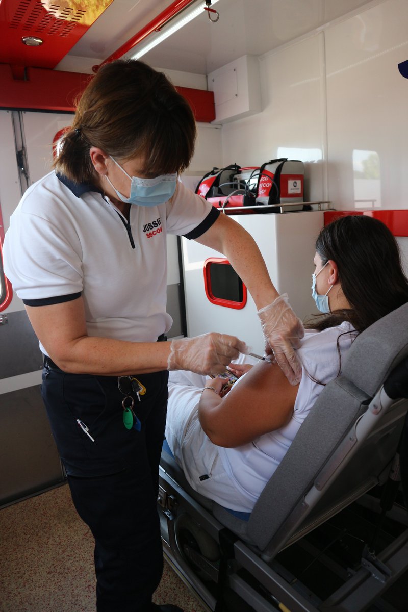 Prefet_90's tweet photo. #Vaccination sans RDV 
💉60 injections ont été réalisées aujourd’hui durant l’opération de vaccination "sans rdv" au centre commercial CORA à #Andelnans.
👏Merci à l'ensemble des partenaires.
@arsbfc  @JUSSIEU_secours  #UMPS90 @CoraFrance (belfort)
Tous vaccinés tous protégés https://t.co/GBGV6cBory