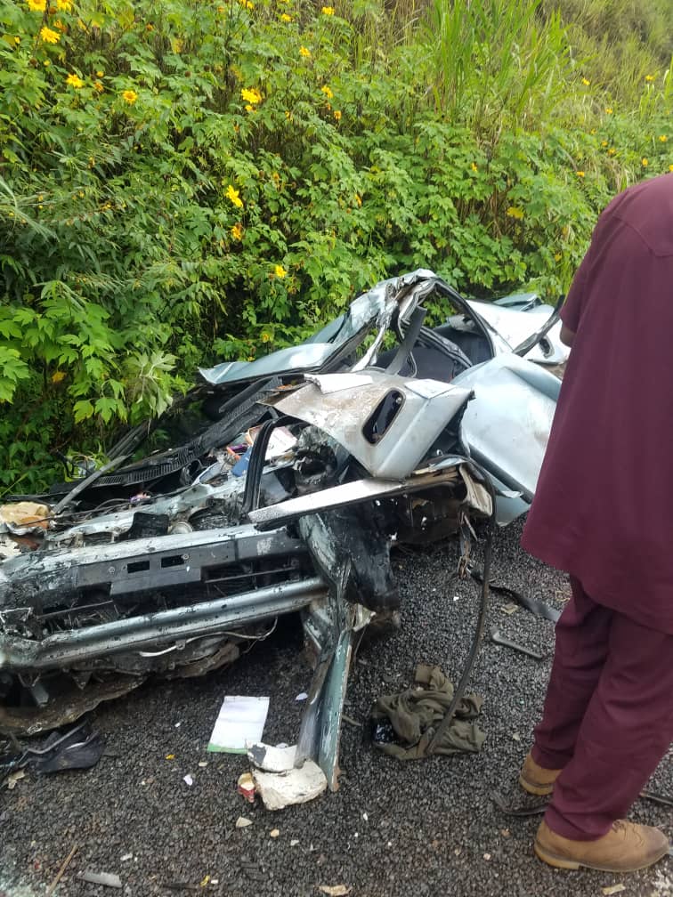 MimiMefoInfo's tweet photo. #Cameroon
At least 3 persons have been killed in a deadly road accident today along the Bagangté-Bafoussam road in the West Region.

The accident involved a 70 seater bus belonging to the Fodem Voyages transport agency, and a private 'Carina E. Toyota'  car.

MMI https://t.co/hqg8eCb3V0