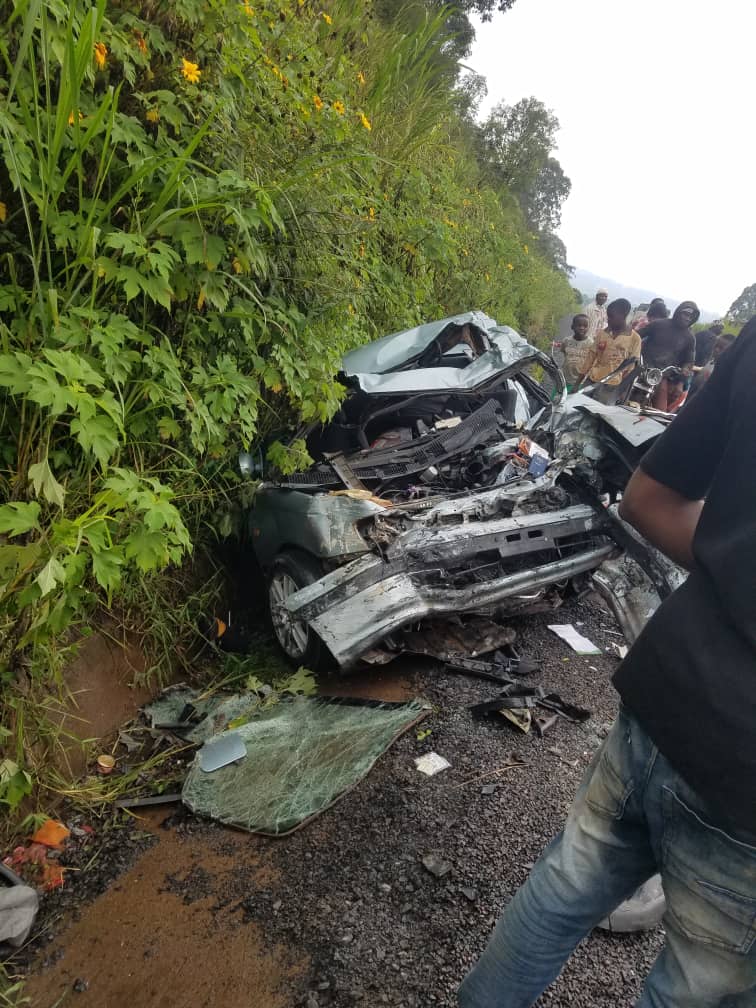 MimiMefoInfo's tweet photo. #Cameroon
At least 3 persons have been killed in a deadly road accident today along the Bagangté-Bafoussam road in the West Region.

The accident involved a 70 seater bus belonging to the Fodem Voyages transport agency, and a private 'Carina E. Toyota'  car.

MMI https://t.co/hqg8eCb3V0