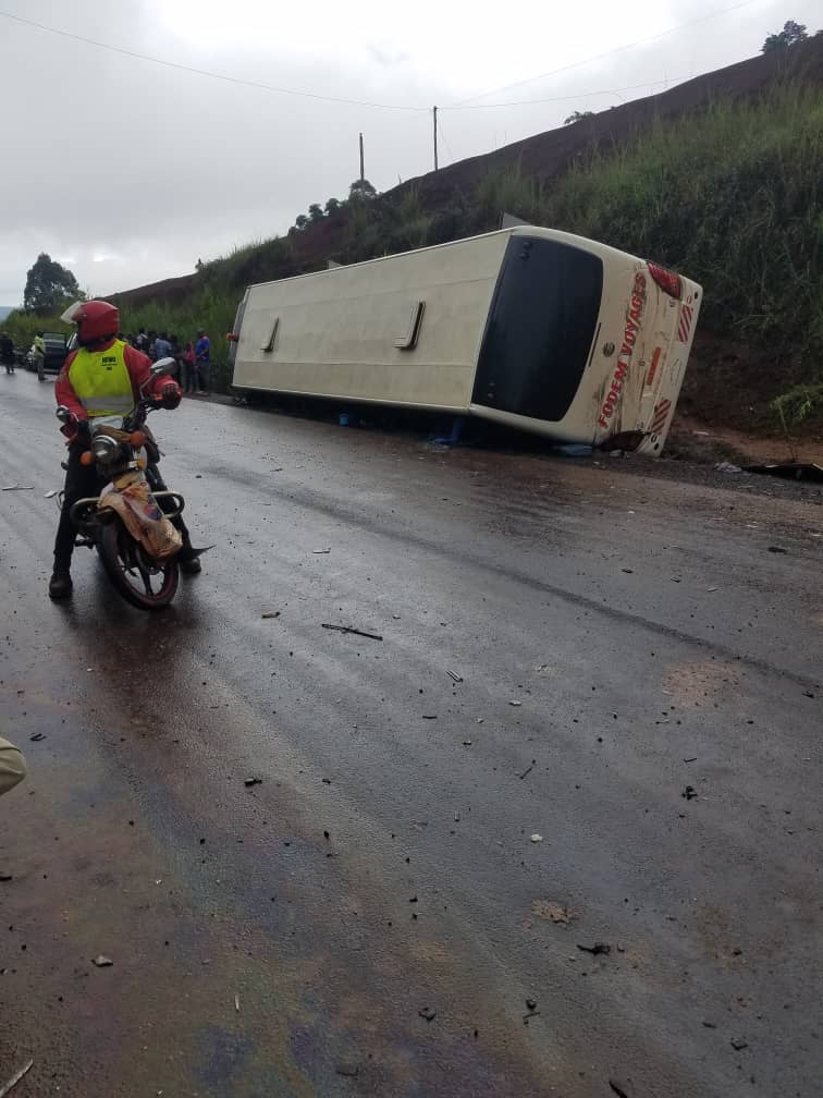 MimiMefoInfo's tweet photo. #Cameroon
At least 3 persons have been killed in a deadly road accident today along the Bagangté-Bafoussam road in the West Region.

The accident involved a 70 seater bus belonging to the Fodem Voyages transport agency, and a private 'Carina E. Toyota'  car.

MMI https://t.co/hqg8eCb3V0