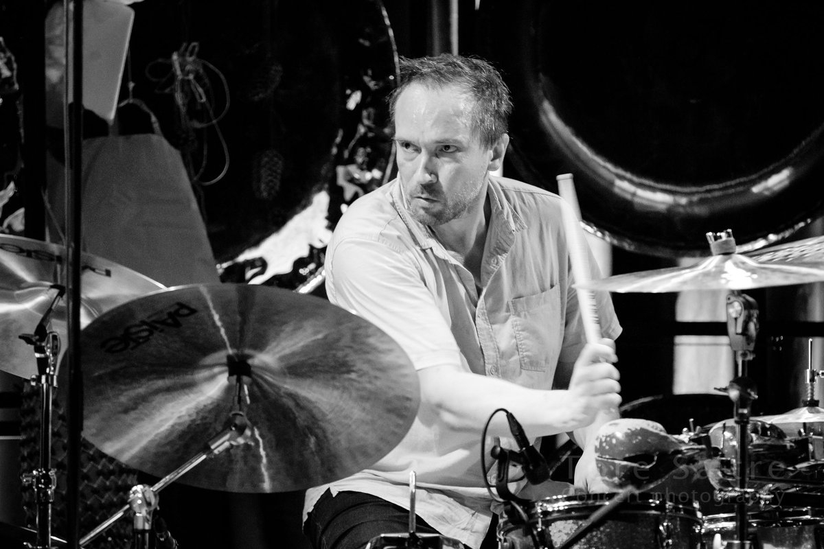 Paal Nilssen-Love in concert at Oslo Jazzfestival 2021 Lineup: Paal Nilssen-Love (d), Ole Morten Vågan (db), Oddrun Lilja (g), Juliana Venter (v), Thomas Johansson (s), Signe Emmeluth (as) and Kalle Moberg (a). More photos buff.ly/3D4PEH2 #oslojazz <a href="/oslojazz/">Oslo Jazzfestival</a>