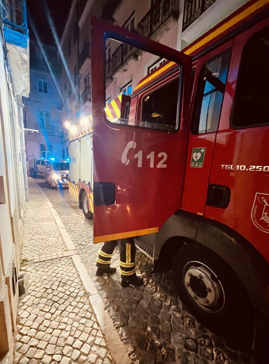 Quedé encerrado en el ascensor sin conectividad, me golpié el brazo tratando de salir, mi esposa logró escucharme luego de media hora de gritos de auxilio, cayeron bomberos, luego policía, la peatonal en la que vivimos quedó revolucionada (no entran autos, menos un autobomba). 🚒