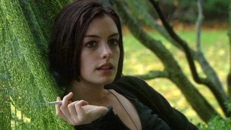 энн хэтэуэй курит. напряги извилины фильм 2008. пассажиры фильм 2008. энн хэтэуэй пассажиры. пассажиры фильм 2008 энн хэтэуэй.